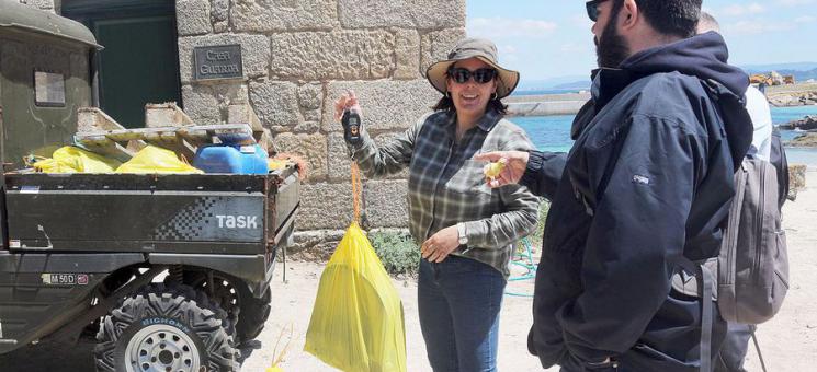 Recogida de basuras marinas en Sálvora