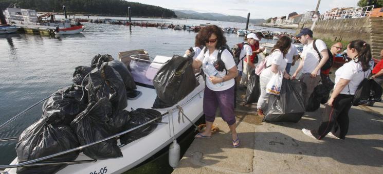 II Red para la recuperación de los ecosistemas marinos en el PNMT Illas Atlánticas de Galicia Recogida de basuras marinas desde kayaks en la isla de Cortegada en el PNMT das Illas Atlánticas de Galicia