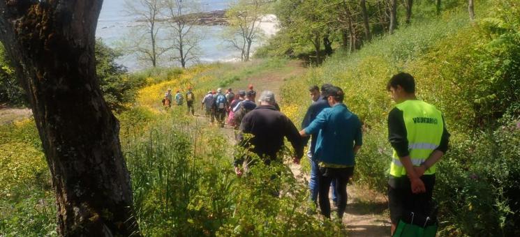 Voluntarios de la II Red para la recuperación de los ecosistemas marinos en el PNMT das Illas Atlánticas de Galicia limpiaron las playas de la isla de Ons