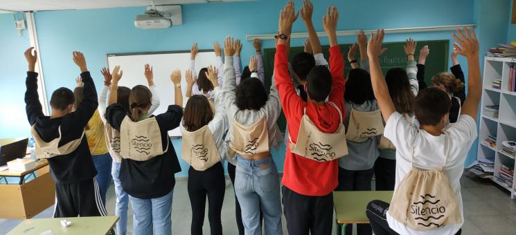 El alumnado del IES As Insuas disfrutando de sus mochilas