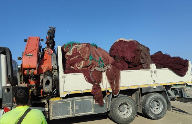 Redes y aparejos de pesca recuperados.