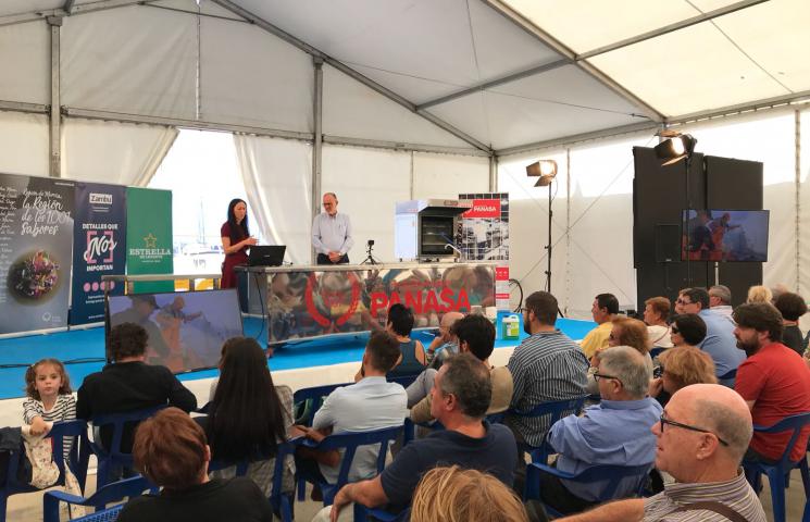 Jesús Gómez (Patrón Mayor Cofradía San Pedro) y Ana Muñoz (bióloga de la Cofradía) presentando el proyecto ASAPEMM en la primera feria del langostino: VIVO 2018. San Pedro del Pinatar. Murcia.