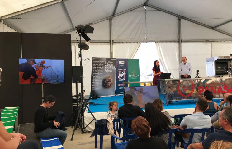 Jesús Gómez (Patrón Mayor Cofradía San Pedro) y Ana Muñoz (bióloga de la Cofradía) presentando el proyecto ASAPEMM en la primera feria del langostino: VIVO 2018. San Pedro del Pinatar. Murcia.