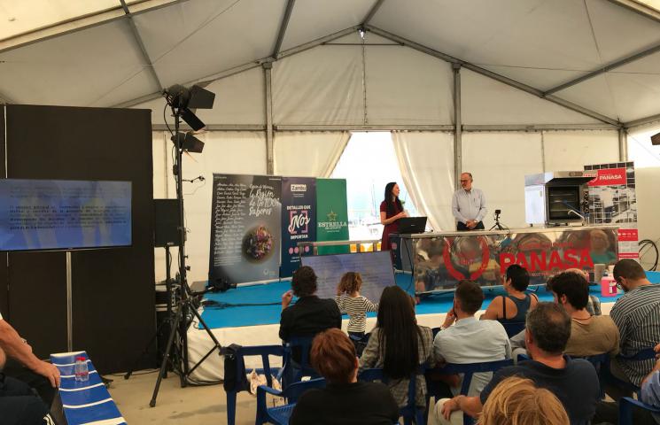 Jesús Gómez (Patrón Mayor Cofradía San Pedro) y Ana Muñoz (bióloga de la Cofradía) presentando el proyecto ASAPEMM en la primera feria del langostino: VIVO 2018. San Pedro del Pinatar. Murcia.