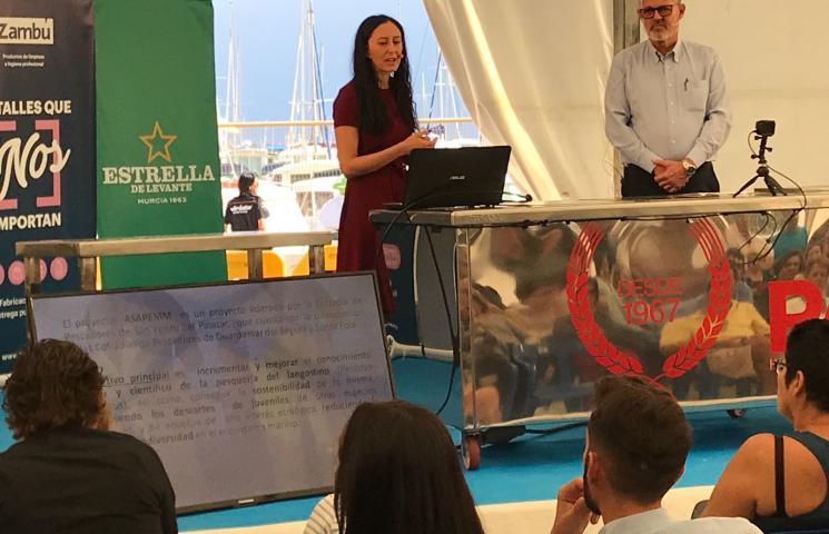Jesús Gómez (Patrón Mayor Cofradía San Pedro) y Ana Muñoz (bióloga de la Cofradía) presentando el proyecto ASAPEMM en la primera feria del langostino: VIVO 2018. San Pedro del Pinatar. Murcia.