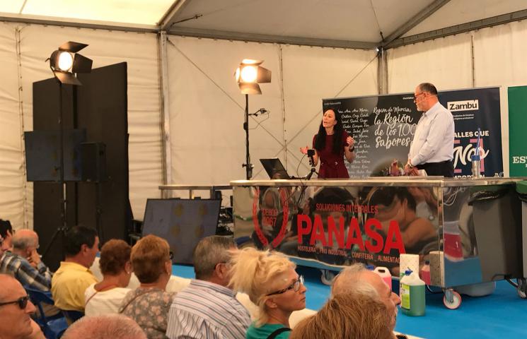 Jesús Gómez (Patrón Mayor Cofradía San Pedro) y Ana Muñoz (bióloga de la Cofradía) presentando el proyecto ASAPEMM en la primera feria del langostino: VIVO 2018. San Pedro del Pinatar. Murcia.