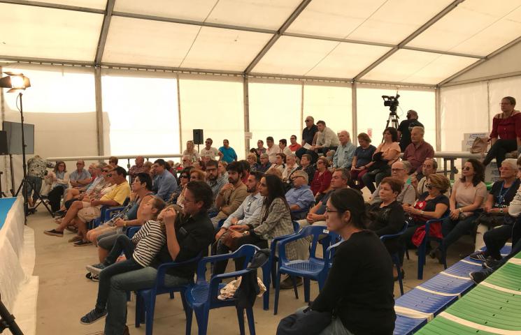 Jesús Gómez (Patrón Mayor Cofradía San Pedro) y Ana Muñoz (bióloga de la Cofradía) presentando el proyecto ASAPEMM en la primera feria del langostino: VIVO 2018. San Pedro del Pinatar. Murcia.